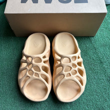 Load image into Gallery viewer, Yeezy 450 Slides Size 8
