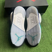 Load image into Gallery viewer, Jordan Grape 5s Size 9
