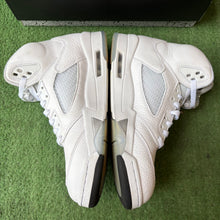 Load image into Gallery viewer, Jordan White Metallic 5s Size 8

