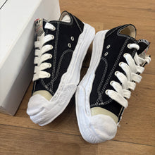 Load image into Gallery viewer, MMY OG Sole Hank Canvas Lows Size 41
