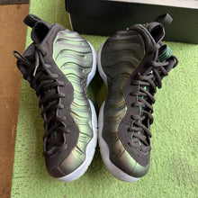 Load image into Gallery viewer, Nike Pine Green Foamposite Pros Size 10.5
