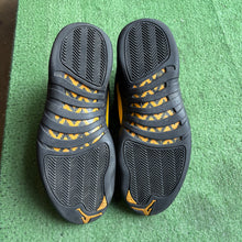 Load image into Gallery viewer, Jordan Black Taxis Size 10.5
