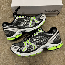 Load image into Gallery viewer, Saucony ProGrid Truimph 4s Size 9.5
