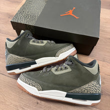 Load image into Gallery viewer, Jordan Family Affair 3s Size 5.5Y
