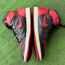 Load image into Gallery viewer, Jordan Banned 1s Size 10.5
