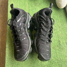Load image into Gallery viewer, Nike Triple Black Vapormax Plus Size 12

