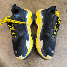 Load image into Gallery viewer, Balenciaga Triple S Size 39
