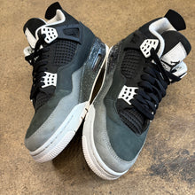 Load image into Gallery viewer, Jordan Fear 4s Size 9
