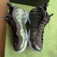 Load image into Gallery viewer, Nike Pine Green Foamposite Pros Size 11.5
