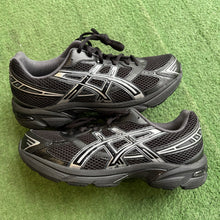 Load image into Gallery viewer, ASICS Black Sliver Gel-1130s Size 8.5
