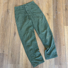 Load image into Gallery viewer, Vintage Coastal Industries Pants Size 32 x 33
