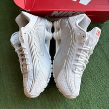 Load image into Gallery viewer, Nike Shox R4 Size 11
