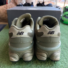 Load image into Gallery viewer, New Balance 9060s Size 7
