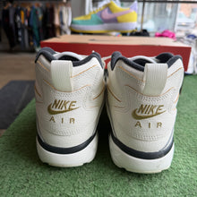 Load image into Gallery viewer, Nike Air Diamond Turfs Size 10.5
