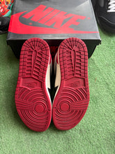 Load image into Gallery viewer, Jordan Bred Toe 1s Size 9
